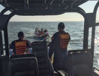 Armada Nacional rescata a seis personas en lancha a la deriva