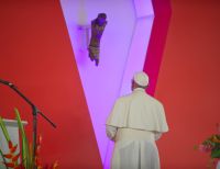 El Papa Francisco dejó la tragedia y el dolor de las víctimas a los pies del Cristo de Bojayá