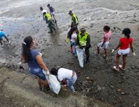 La Policía Nacional realizó campaña de aseo en la playa del Malecón Bahía de la Cruz