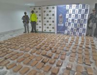 Policía halló 300 kilos de cocaína debajo de una residencia de madera en zona de bajamar en Buenaventura