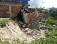Seis casas colapsadas y nueve más en alto riesgo es el saldo de deslizamiento de tierra en el barrio Doña Ceci de Buenaventura