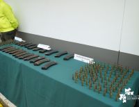 En diferentes operativos, la Policía capturó a ocho personas, incautó armas, material de guerra y recuperó de motocicleta