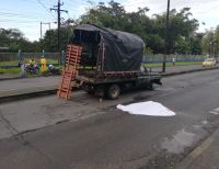 Murió una persona al chocar en su moto contra camión varado