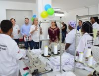 50 mil camisas escolares para niños de Buenaventura están produciendo 70 mujeres capacitadas por la gobernación y la Fundación Singer