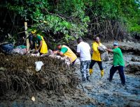 La campaña Buenaventura Limpia y Bonita recogió aproximadamente 600 kilos de residuos sólidos en el estero El Aguacate