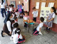Estudiantes de colegio en Tuluá elaboran especies marinas con material reciclado