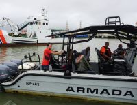 La Armada de Colombia rescató 17 personas que naufragaron en barco de cabotaje cerca de Juanchaco