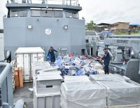 La Armada de Colombia entregó 16 toneladas de ayuda humanitaria en Guapi, Cauca