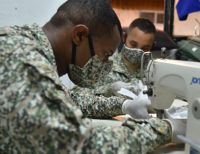 Infantes de Marina bachilleres fabrican tapabocas para sus compañeros en la base ubicada en Bahía Málaga, zona rural de Buenaventura