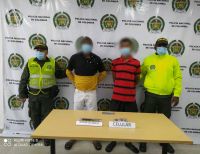 La Policía recuperó celular y capturó a dos presuntos ladrones a quienes se les incautó un arma cortopunzante