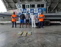 Un juez dictó medida de aseguramiento contra tres hombres que estarían traficando cocaína en una lancha langostera en Buenaventura