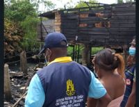 Madera y láminas de zinc recibieron familias damnificadas por incendio en el sector Obama por el puente El Pailón