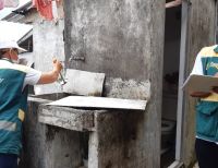 La Secretaría de Salud de Buenaventura realiza control larvario para combatir el zancudo transmisor del dengue y la malaria