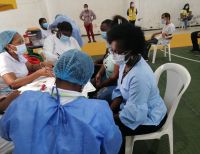 La Gestora Social del Distrito Especial de Buenaventura se aplicó la primera dosis de la vacuna contra la COVID-19