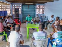 El alcalde distrital de Buenaventura, Víctor Vidal, escuchó la problemática de la comunidad en el corregimiento de Triana