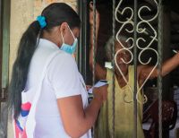 Vacunadoras llegan casa a casa para inmunizar a la población de Buenaventura