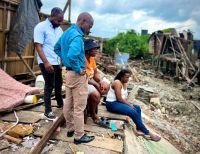 El congresista Orlando Castillo brindó apoyo a las familias damnificadas tras colapso de viviendas en el barrio Alberto Lleras Camargo de Buenaventura