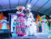Al son de la música del pacífico y con los pañuelos arriba, inició el XXII Encuentro de Cantadores de Río