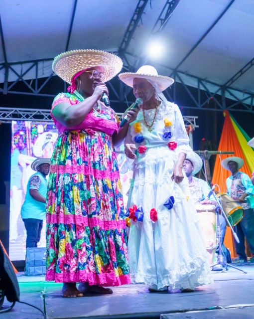Al son de la música del pacífico y con los pañuelos arriba, inició el XXII Encuentro de Cantadores de Río