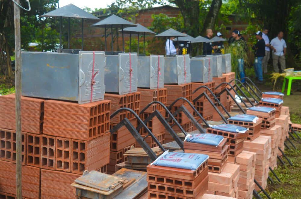 Estufas ecoeficientes y paneles solares fueron entregados en zona rural de Buenaventura
