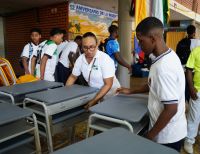 Estudiantes del ITI Gerardo Valencia Cano recibieron mobiliario escolar gracias a un convenio entre Planeación Nacional y la Alcaldía Distrital de Buenaventura