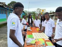 Crean juegos con material reciclado para el aprendizaje en el río Naya, zona rural de Buenaventura