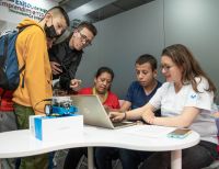Abren inscripciones a becas de la Escuela de Robótica Inclusiva de Fundación Telefónica Movistar