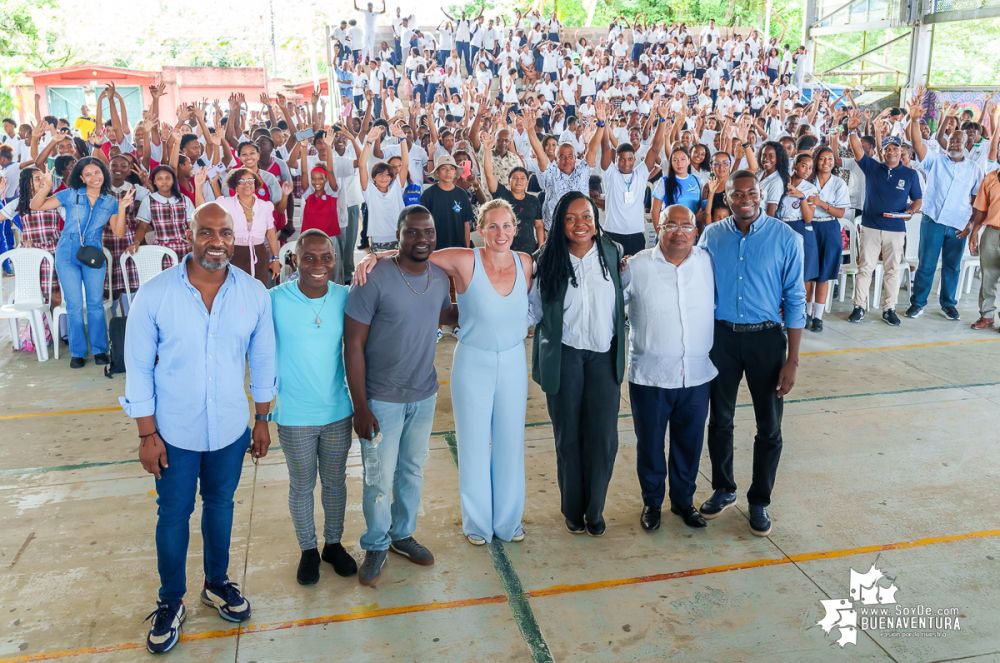 Con el conversatorio “Travesía de inspiración desde el mar hasta el corazón de Buenaventura”, Eva Buzo terminó su estadía en el distrito