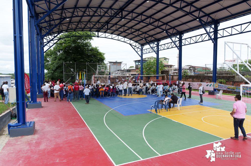 Niños y jóvenes celebran nueva cancha cubierta en la IE Gerardo Valencia Cano de Buenaventura