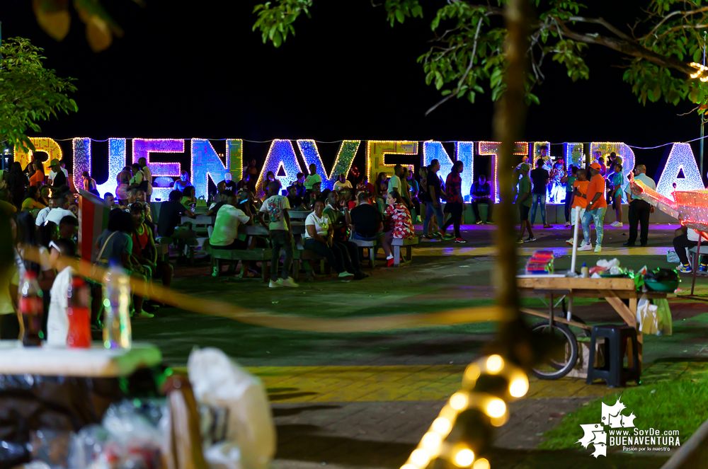 Buenaventura dio inicio a la temporada decembrina con el encendido oficial de su alumbrado navideño