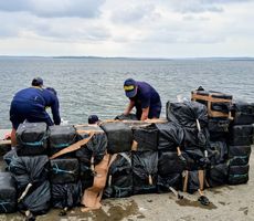 La Armada de Colombia incauta aproximadamente tres toneladas de clorhidrato de coca&iacute;na cerca de Tumaco