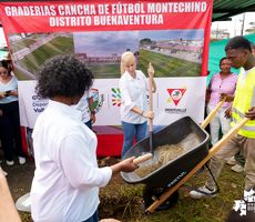 Gobernadora del Valle y Alcaldesa de Buenaventura iniciaron simb&oacute;licamente la construcci&oacute;n de grader&iacute;as en la cancha del barrio Montechino