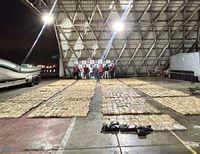 La Armada de Colombia incaut&oacute; m&aacute;s de dos toneladas de marihuana en el Pac&iacute;fico cerca de Buenaventura y captur&oacute; a cuatro personas