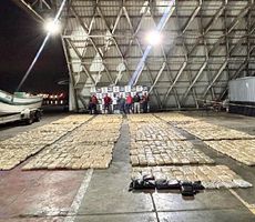 La Armada de Colombia incaut&oacute; m&aacute;s de dos toneladas de marihuana en el Pac&iacute;fico cerca de Buenaventura y captur&oacute; a cuatro personas