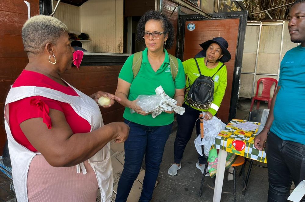 Jornada de reciclaje en el Malec&oacute;n de Buenaventura vincula comerciantes y gestores ambientales