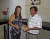 Apuestas Unidas del Pacífico entrega los $20 millones al ganador de la promoción “Chance más IVA”