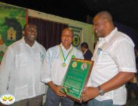 José Félix Ocoró recibe reconocimiento como mejor Alcalde Comunal del Valle