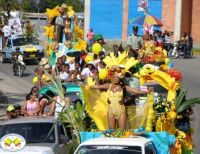 Espectacular desfile de Carrozas y Trajes Típicos de las 8 aspirantes a Señorita Buenaventura