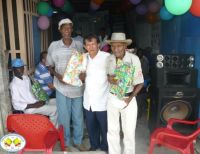 Snoopy celebró el Día del Padre a los adultos mayores del barrio La Inmaculada