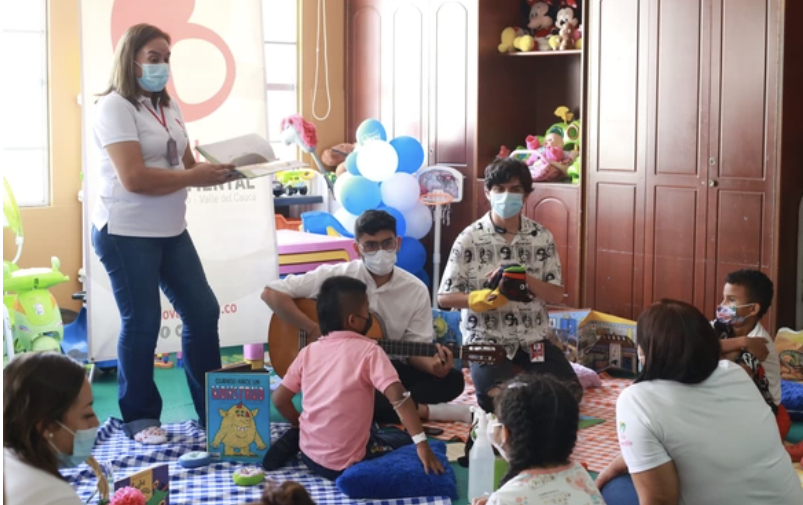 Una jornada de sonrisas y lectura vivieron niños hospitalizados en el HUV en compañía de la Biblioteca Departamental
