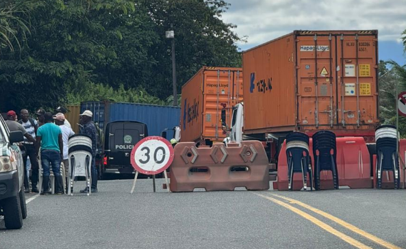 Un sector de la comunidad del río Anchicayá anuncia bloqueo de vía en El Gallinero en Buenaventura por retrasos en pagos de indemnizaciones