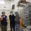 La secretaria de Etnoeducación y delegada de la Personería verifican entrega del PAE a padres de familia en Buenaventura