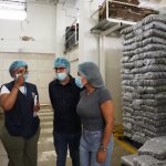 La secretaria de Etnoeducación y delegada de la Personería verifican entrega del PAE a padres de familia en Buenaventura