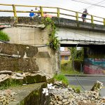 Comunidad del barrio Oriente exige intervención urgente del puente a punto de colapsar y que conecta con el barrio Isla de la Paz en Buenaventura