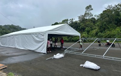 El Grupo Decorcerámica entregó dos aulas móviles al plantel Francisco Javier Cisneros, en zona rural de Buenaventura
