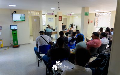 Más de 50 personas se postularon a vacantes de construcción en jornada de empleo de Comfenalco con Unión Vial Camino del Pacífico