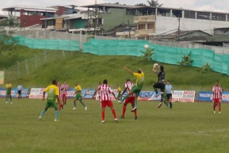 El onceno porteño siguió en caída libre y cayó en su estadio 3-2 ante Expreso Rojo, equipo que desnudó los graves errores de los locales