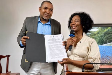 La alcaldesa Ligia del Carmen Córdoba Martínez posesiona a la nueva junta directiva de Asocomunal para el periodo 2026-2030 en Buenaventura