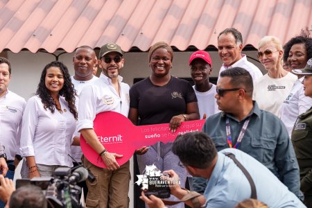 En Buenaventura el presidente Abelardo De la Espriella entregó los primeros pagos por el terremoto y la primera vivienda reconstruida