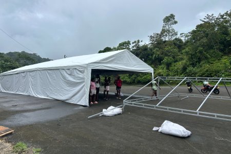 El Grupo Decorcerámica entregó dos aulas móviles al plantel Francisco Javier Cisneros, en zona rural de Buenaventura
